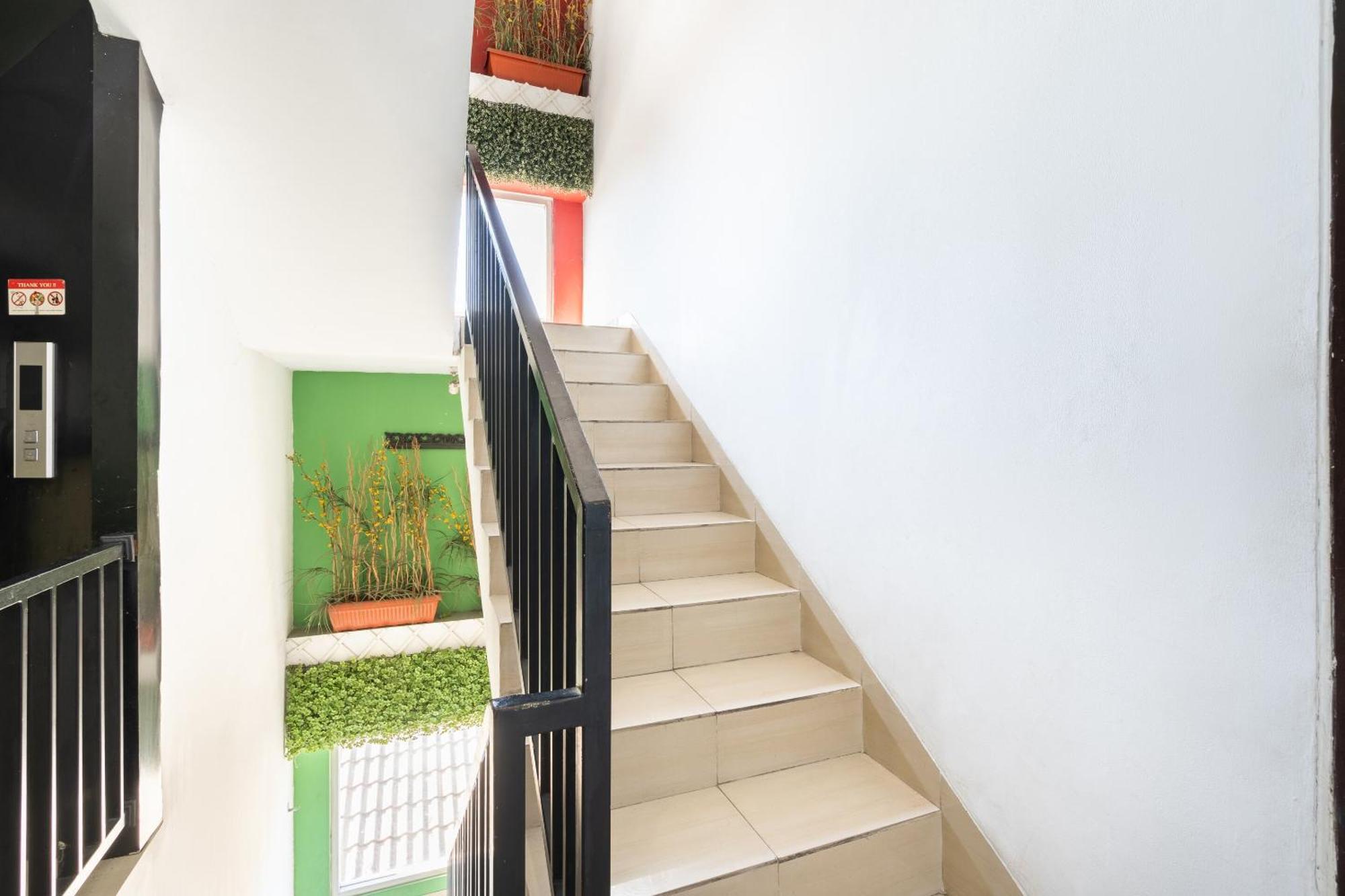 Super Oyo Flagship 91863 Metro House Hotel Surabaya Exterior photo